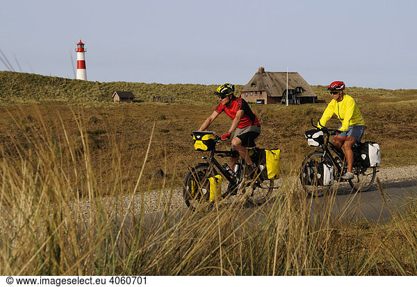 Radfahrer vor dem Leuchtturm Ostellenbogen Sylt Nordfriesland Nordsee Schleswig-Holstein Deutschland Europa