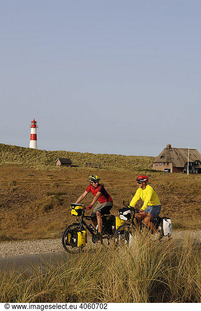 Radfahrer vor dem Leuchtturm Ostellenbogen  Sylt  Nordfriesland  Nordsee  Schleswig-Holstein  Deutschland  Europa