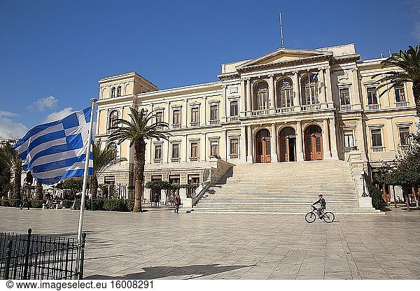 Radfahrer vor dem neoklassischen Rathaus von Ermoupolis im Stadtzentrum am Miaoulis-Platz  Insel Syros  Kykladen  Griechische Inseln  Griechenland  Europa