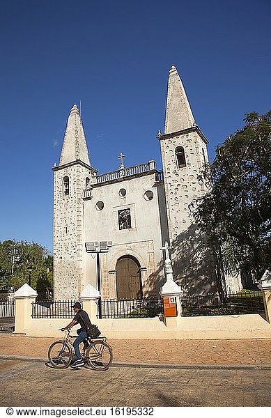 Radfahrer vor der Kirche Iglesia San Juan im historischen Zentrum  Valladolid  Bundesstaat Yucatan  Mexiko  Mittelamerika.