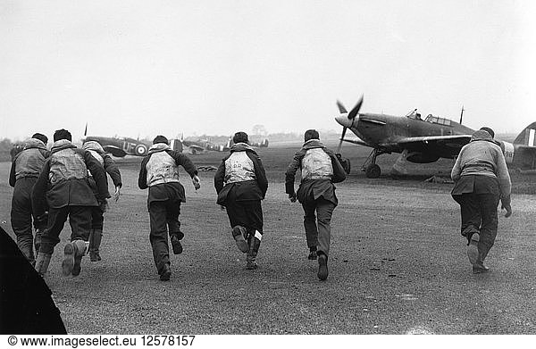 RAF-Kampfpiloten rangeln um ihre Flugzeuge  Schlacht um Großbritannien  Zweiter Weltkrieg  1940. Künstler: Unbekannt