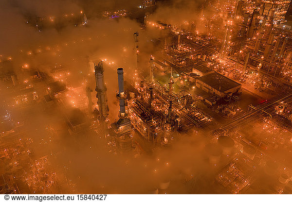Raffinerie und Dampf glühende Orange in Nachtantennen