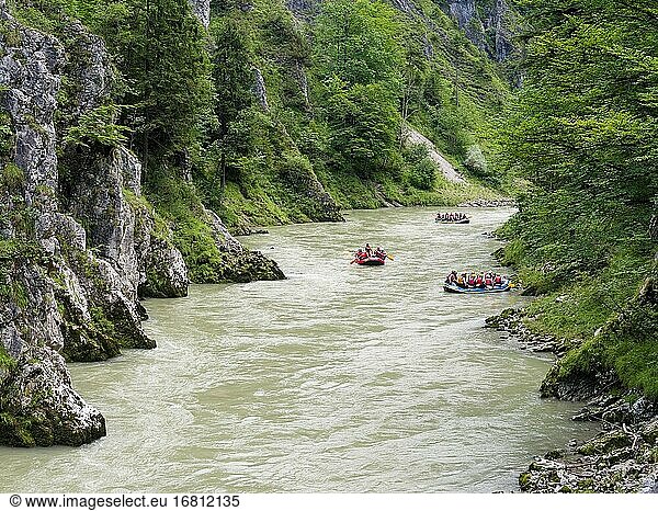 Rafting im Canyon Entenlochklamm in Tirol. Europa  Österreich.