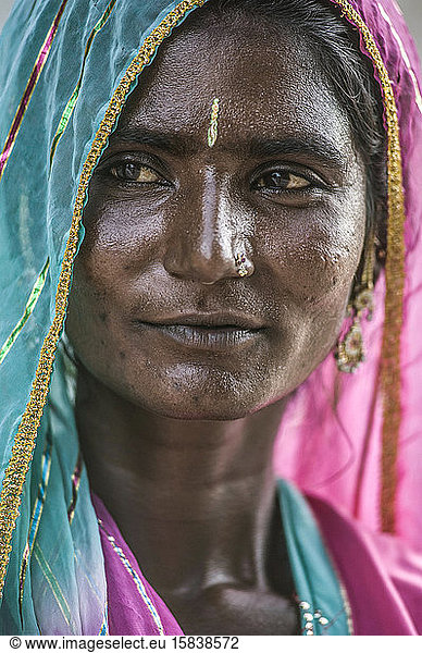 RajasthanÂ´s woman with traditional clothing