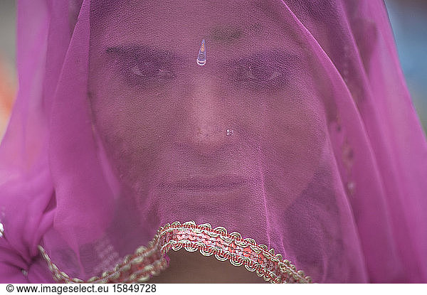 Rajasthanische Frau bedeckt Gesicht mit Odhni