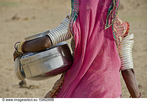 Rajasthanische Frau mit einem Krug in der Wüste Thar