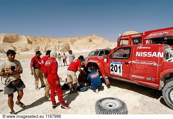 Rallye des Pharaonen 2003. Etappe 2 Baharija-Mut. Kenijro Shinozuka Haltestellen für Wiedergutmachung in der White-Wüste in der Nähe Oase Farafra. Sahara. Western Desert. Ägypten.