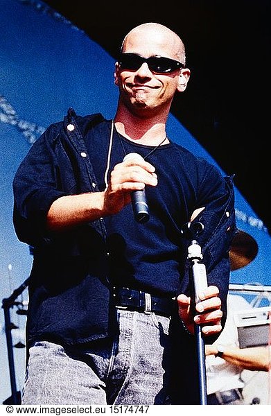Ramazzotti  Eros  * 28.10.1963  ital. SÃ¤nger  Halbfigur  Auftritt beim Open-Air Konzert 'Rock over Germany'  Olympiastadion  MÃ¼nchen  1.7.1995