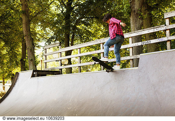 Rampe niedrig stehend Skateboard Ansicht Flachwinkelansicht Mädchen Winkel