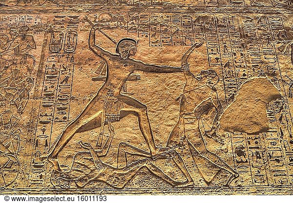 Ramses II (L)  Versunkenes Relief  Hypostylische Halle  Tempel Ramses II  UNESCO-Weltkulturerbe  Abu Simbel  Ägypten