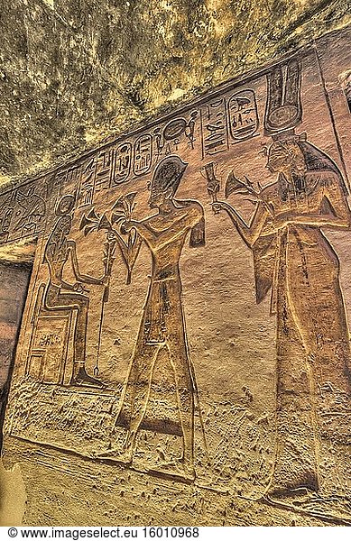 Ramses II. (Mitte)  Reliefs  Tempel der Hathor und Nefetari  UNESCO-Weltkulturerbe  Abu Simbel  Ägypten