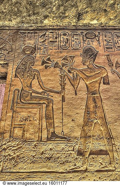Ramses II. (rechts)  Reliefs  Tempel der Hathor und Nefetari  UNESCO-Weltkulturerbe  Abu Simbel  Ägypten