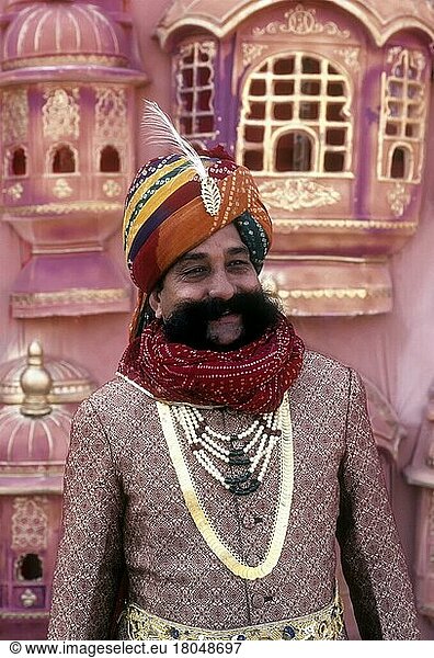 Ramsingh Chauhan  62 Jahre alt  Angestellter von Rajasthan Tourism  hat sich einen Schnurrbart wachsen lassen  der 18. 5 Fuß  längster Schnurrbart der Welt  Indien  Asien