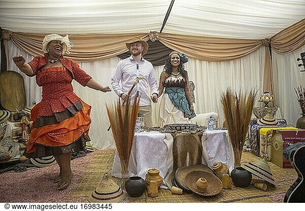 Rassenübergreifende Hochzeit in Soweto Township  Johannesburg  Südafrika