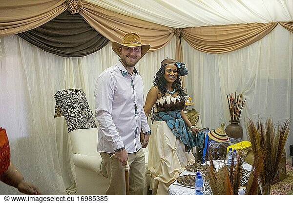 Rassenübergreifende Hochzeit in Soweto Township  Johannesburg  Südafrika