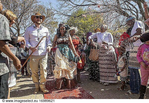 Rassenübergreifende Hochzeit in Soweto Township  Johannesburg  Südafrika
