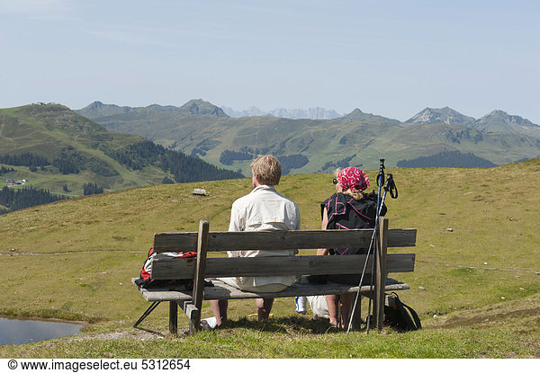 Rast  Wandern  Mann und Frau sitzen auf einer Bank  Hackelberger Seen  Seetörl  Saalbach-Hinterglemm  Kitzbüheler Alpen  Land Salzburg  Österreich  Europa