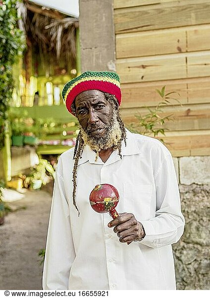 Rasta-Mann in der Rastafarian Community  Blue Mountains  Saint Andrew Parish  Jamaika.