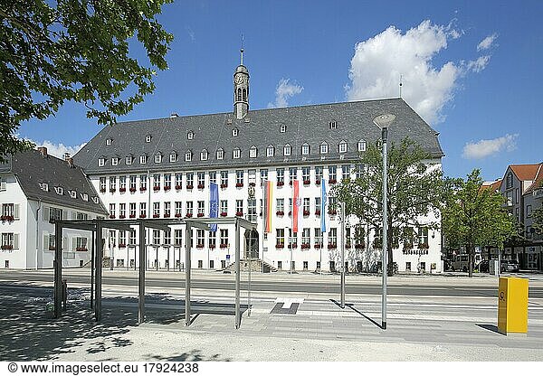 Rathaus mit EU-Flagge  Staatsflagge  Landesflagge und Stadtflagge  Rüsselsheim  europäische  deutsche  hessische  Hessen  Deutschland  Europa