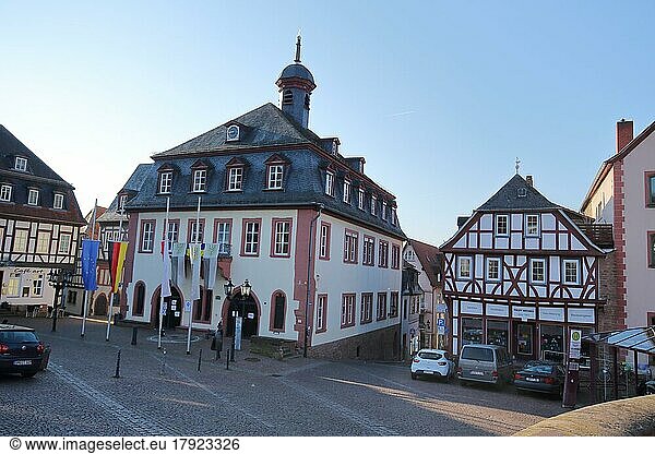 Rathaus mit Nationalflaggen  EU-Flagge auf halbmast am Obermarkt  Gelnhausen  Hessen  Deutschland  Europa