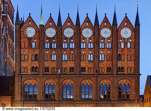 Rathaus mit Schaufassade  Norddeutsche Backsteingotik  Stralsund  Mecklenburg-Vorpommern  Deutschland  Europa