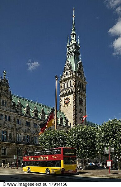 Rathaus mit Stadtrundfahrt Bus  Hamburg  Deutschland  Europa