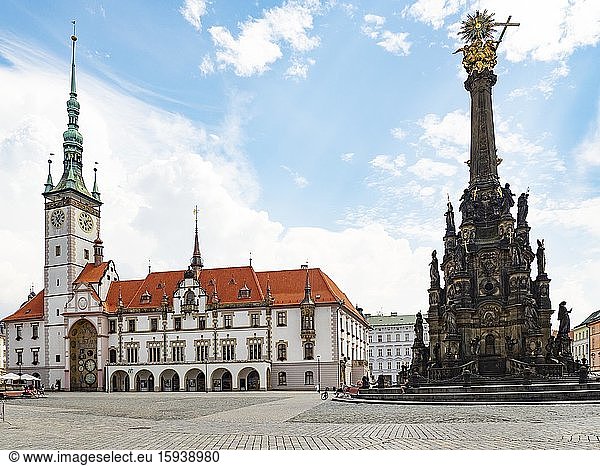 Rathaus und Unesco Weltkulturerbe Dreifaltigkeitssäule  Olmütz  Olomouc  Hochformat  Nord-Mähren  Tschechien  Europa