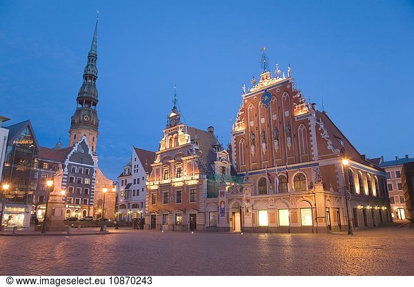 Rathausplatz und St.-Peters-Kirche bei Nacht  Riga  Lettland