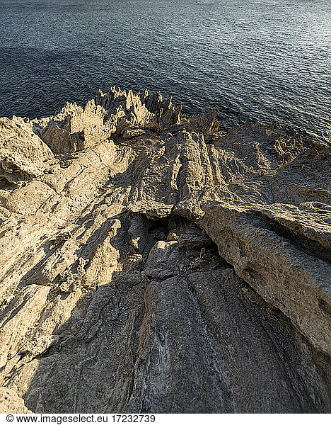 Raue Felsklippen auf der Insel Antiparos  Kykladen  Griechische Inseln  Griechenland  Europa