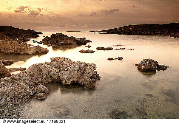 Raue Küstenlinie der Insel Menorca in der Abenddämmerung