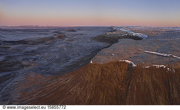 Rauhes vulkanisches Gelände bei Sonnenuntergang