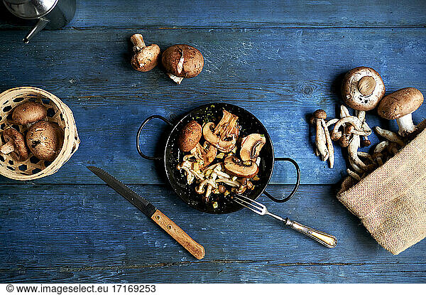 Raw and fried mushrooms