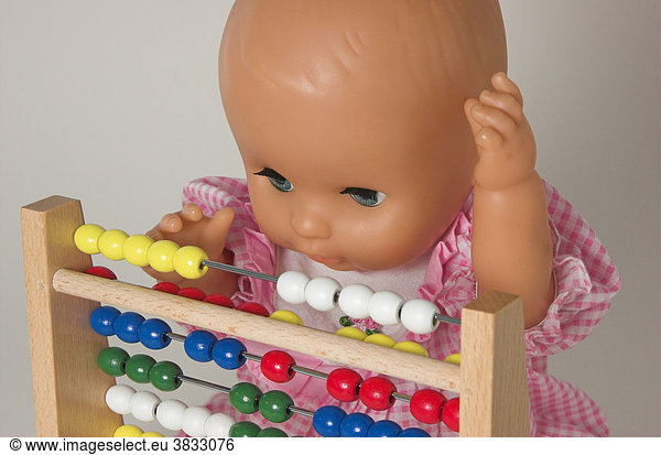 Rechnen lernen  eine Puppe rechnet mit Hilfe eines Abakus
