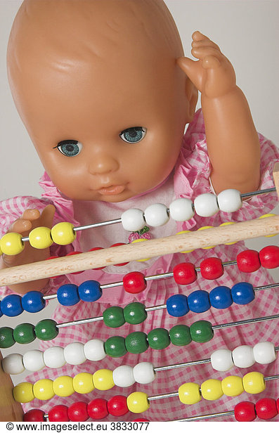 Rechnen lernen  eine Puppe rechnet mit Hilfe eines Abakus