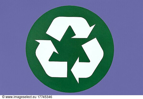 Recycle-Symbol auf violettem Hintergrund