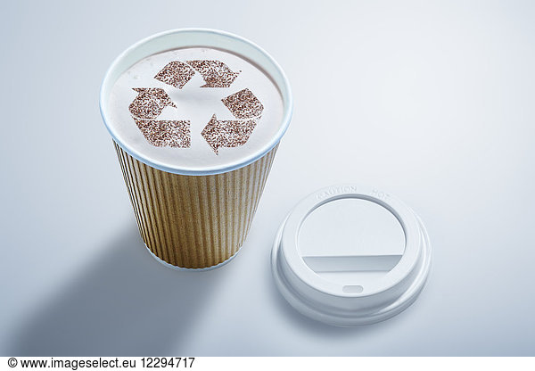 Recycling-Symbol in recycelbarer Kaffeetasse