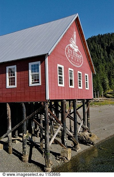 Red Visitor´s Gebäude an Icy Strait Punkt. Hoonah. Alaska