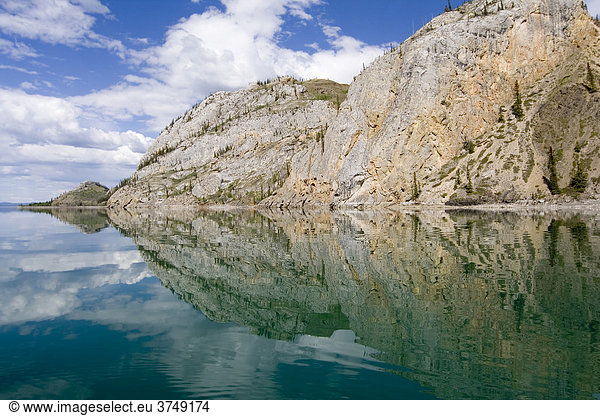 Reflektion von Bergen im Lake Laberge See  Yukon  Kanada  Nordamerika