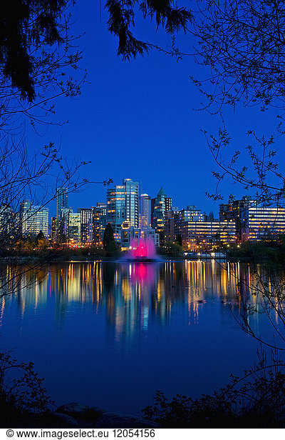 Reflexion der Skyline von Vancouver am Abend; Vancouver  British Columbia  Kanada