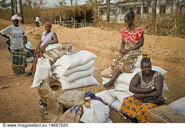 Refugees receive resettlement food aid package