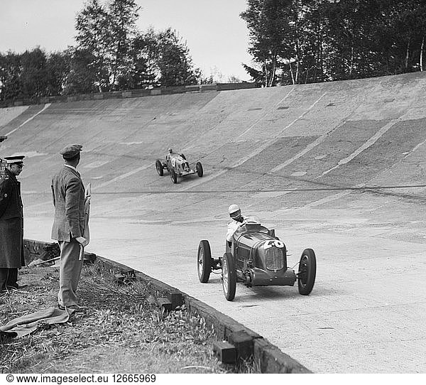 Reg Parnells MG K3 vor B Biras Maserati  JCC International Trophy  Brooklands  2. August 1937. Künstler: Bill Brunell.