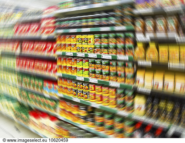Regal mit Konservendosen im Supermarkt