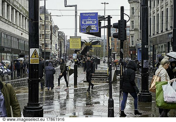 Regen  Fußgänger im Regen  Manchester  UK