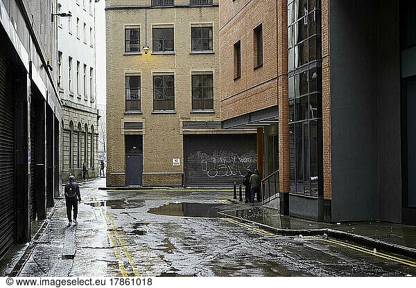 Regen  Fußgänger im Regen  Marble Street  Manchester  UK