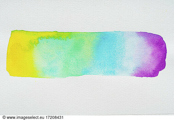 Regenbogen Aquarellfarbe Farbverlauf Pinselstrich auf weißem Papier
