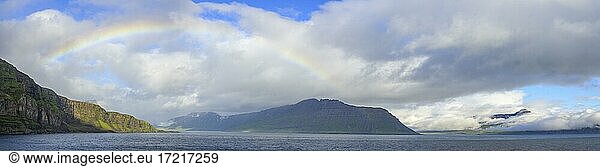 Regenbogen bei der Einfahrt in den Fjord von  Seydisfjördur  Austurland  Island  Europa