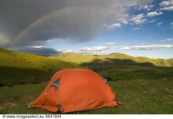 Regenbogen über dem Zelt  Camping im Hochland  Drakensberge  Königreich Lesotho  südliches Afrika