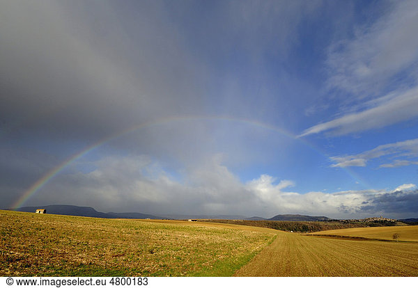 Regenbogen über einer Landschaft  Region Auvergne  Frankreich  Europa