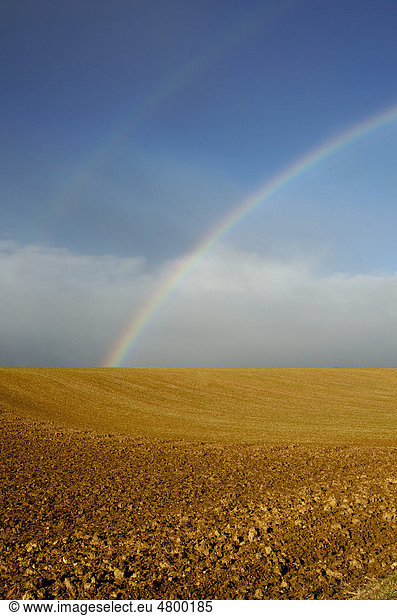 Regenbogen über einer Landschaft  Region Auvergne  Frankreich  Europa