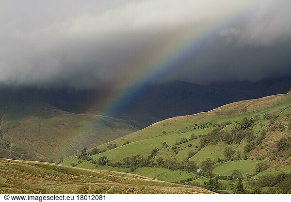 Regenbogen  der sich während eines Regenschauers über dem Hochland bildet  Cautley Crag  Howgill Fells  Cumbria  England  Mai